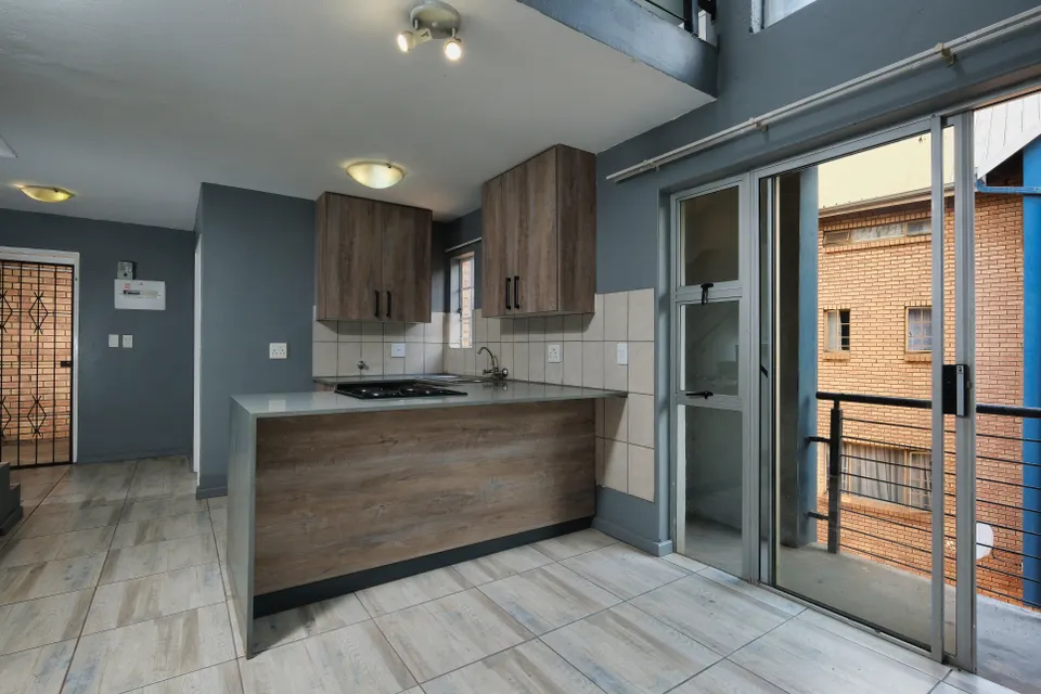 Bright kitchen with access to a balcony